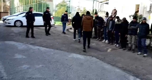 Amasya da plastik ham madde yüklü TIR dan 13 kaçak göçmen çıktı Amasya Haberleri