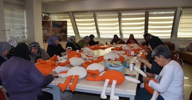 Kadınlar, lösemili çocuklara oyuncak bebek ve elbise dikmek için bir araya geldi Gaziantep Haberleri