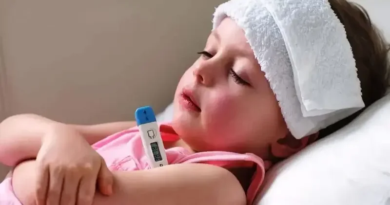 Ateşli çocuğa kalın giysiler giydirmek iyileşme sürecini olumsuz etkiliyor Sağlık Haberleri