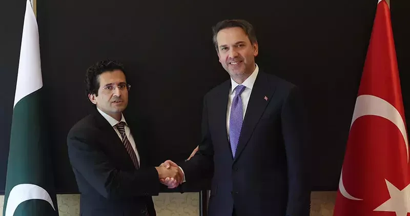 Bakan Bayraktar, Pakistan Petrol Bakanı Malik ile bir araya geldi
