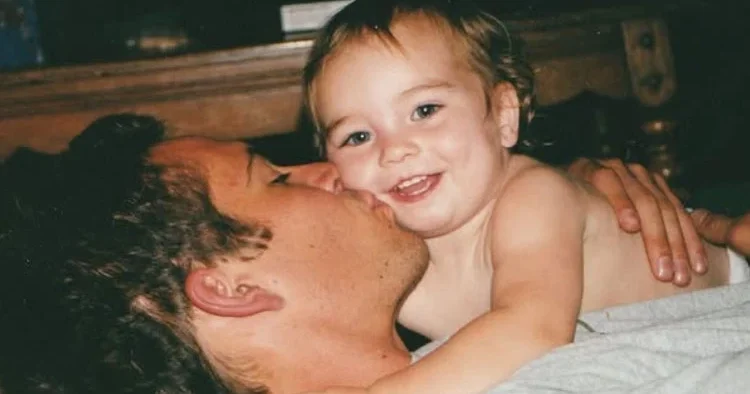 Ünlü oyuncu genç yaşında hayata veda etmişti... Birbirlerine asla doyamadılar... 12 yıldır sensizim baba!