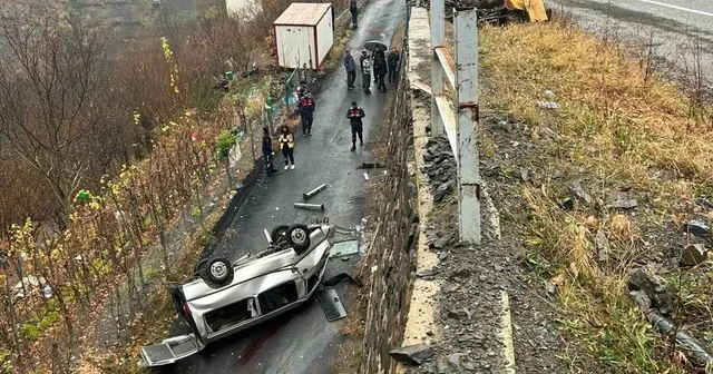 Bariyeri aşıp alt yola düşen hafif ticari araçtaki 3 kişi öldü Artvin Haberleri