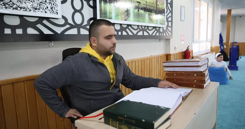 Görme engelli hafız öğrencileri Kur an ı Kerim ile tanıştırıyor