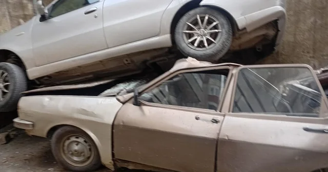 Rampada geriye kayan otomobil 8 metreden düşerek park halindeki aracın üzerine çıktı Zonguldak Haberleri