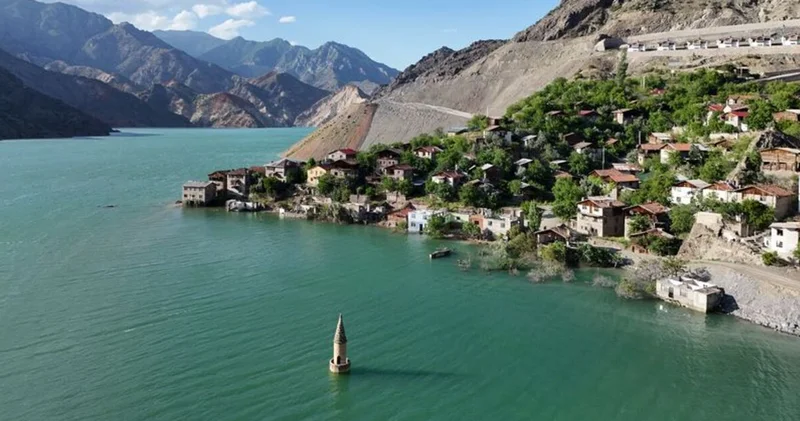Suya gömülen köy ortaya çıktı! Kanoyla görüntüledi