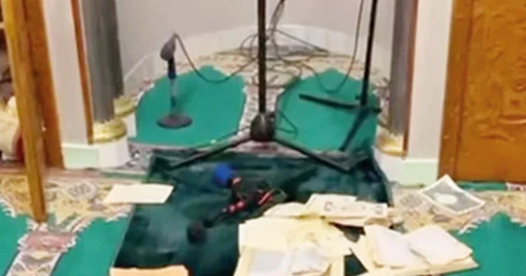 Fransa’da camiye ırkçı saldırı! Kuran sayfalarını yırttılar