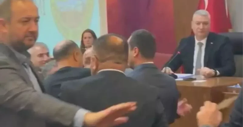 Üniversitelilerin izlediği belediye meclis toplantısı karıştı