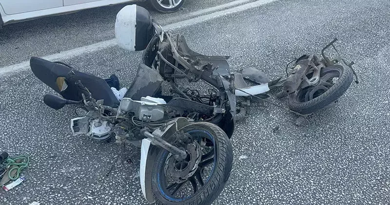 Motosikletin ikiye ayrıldığı kazada 2 yaralı