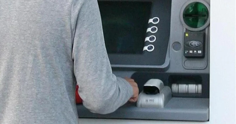 Kartını yutan ATM ye sinirlendi, güvenlik görevlisini bıçakladı