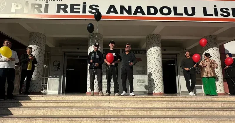 Aynı dönemde kansere yakalanan öğrenciler okullarında balonlarla karşılandı