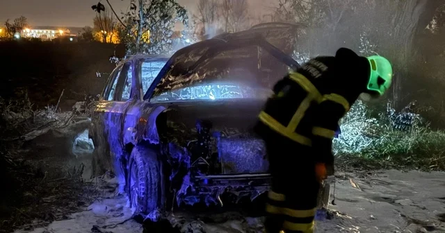 Tarlada park halindeki otomobil alev topuna döndü, geriye demir yığınları kaldı Sakarya Haberleri