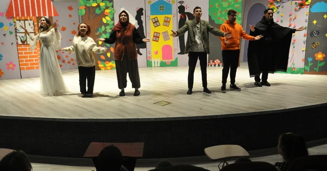 Kütahya da öğrencilere teknoloji bağımlılığı tiyatro oyunuyla anlatıldı Kütahya Haberleri