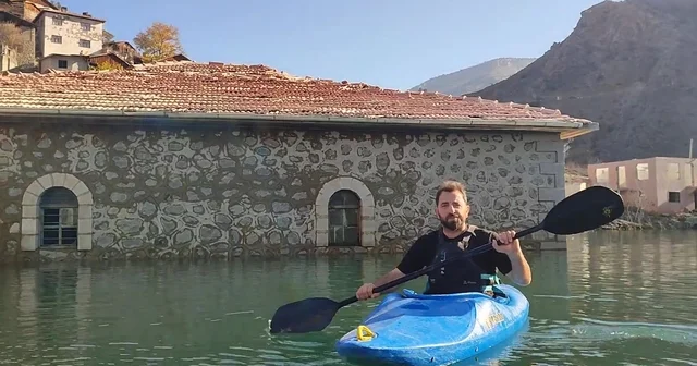 Baraj sularına gömülen camiye kanoyla ziyaret Artvin Haberleri