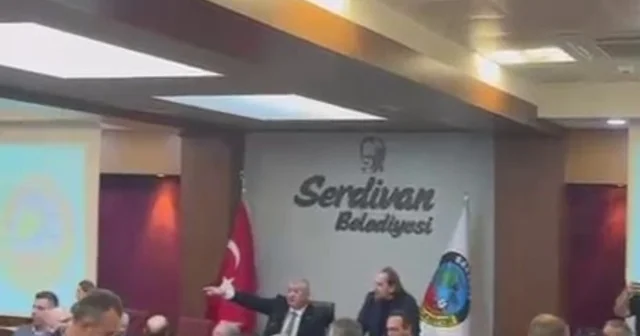 Üniversitelilerin izlediği meclis toplantısında arbede: Başkan Çelik ten Siz kimsiniz tepkisi Sakarya Haberleri