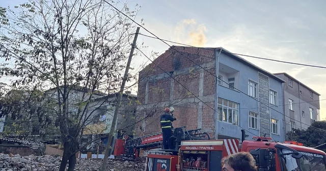 Binanın çatısında çıkan yangında baba ve oğlu dumandan etkilendi Kocaeli Haberleri