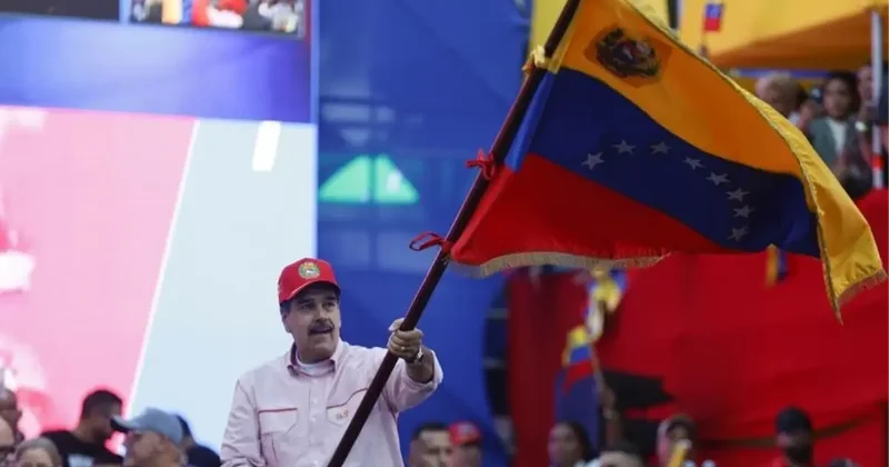 Trump ın vurmaya hazırlandığı ülkenin lideri mitingde dans etti