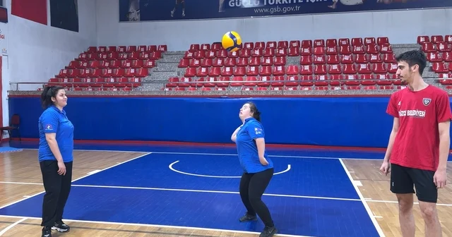 Antrenman izlemeye gelen özel bireyler kendilerini sahada buldular Düzce Belediyesi Voleybol Takımı ile özel bireyler, antrenmanda maç yaptı Düzce Haberleri