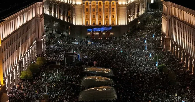 Komşuda onbinler sokağa çıktı, hükümet istifa sloganları attı Sözcü Gazetesi