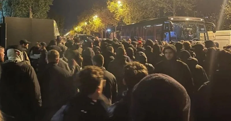 Taraftarlar takım otobüsünü bastı: Futbolculara saldırdılar