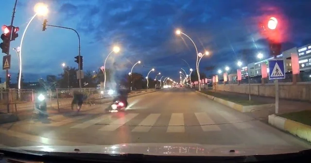 Kırmızı ışık ihlali yapan motosikletli yayaya çarptı, 2 kişi yaralandı: O anlar kamerada Edirne Haberleri