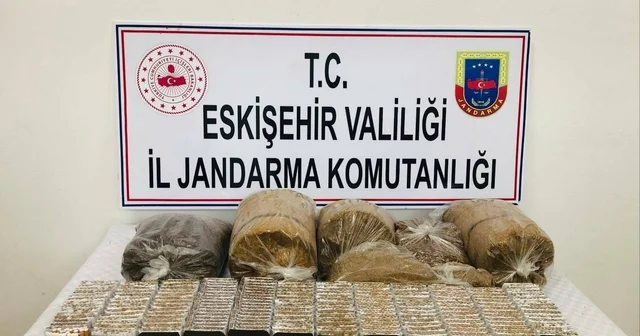 Kaçak tütün ve cep telefonu satmak isteyen şahısları jandarma yakaladı Eskişehir Haberleri