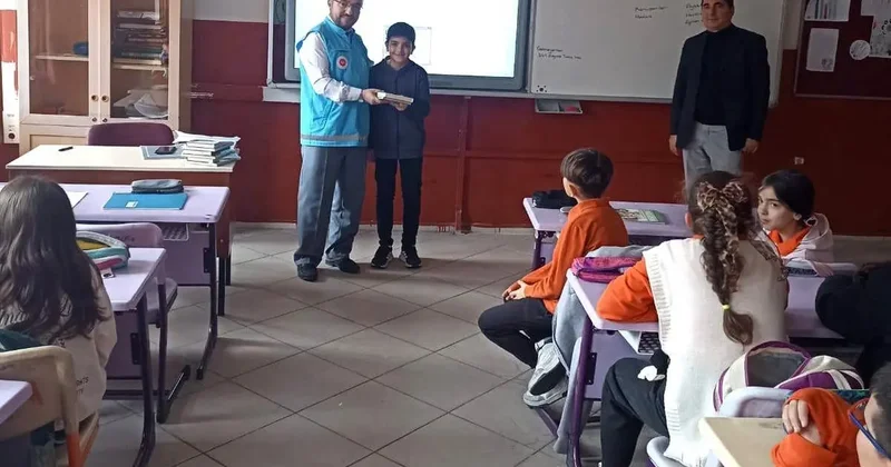 Emet’te ortaokul öğrencilerine Kur’an ı Kerim hediye edildi