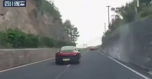 Çin de motosikletliye çarpan sürücü plakasını değiştirdi