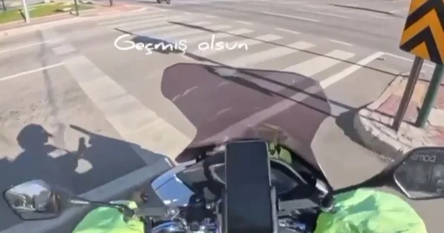 Kırmızı ışıkta duran motosiklete başka motosiklet çarptı; kaza kask kamerasında Bursa Haberleri