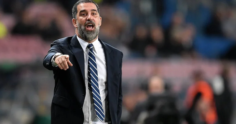 Arda Turan çılgına döndü! Rakip takımın kulübesine gidip... Sözcü Gazetesi