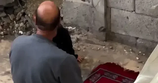 Gazze de enkaz haline gelen camide tek başına namaza duran Filistinli dünyaya teslim olmadıklarını haykırdı VİDEO İZLE