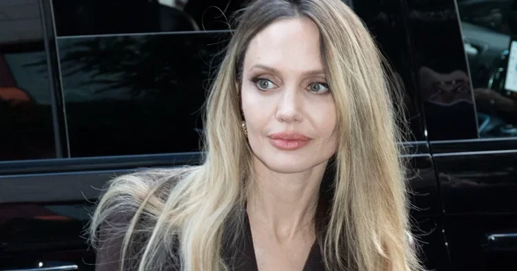 Angelina Jolie den Hollywood a veda... Kötü anılarını geride bırakacak