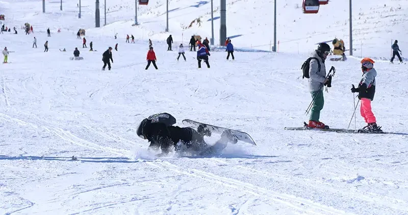 Erciyes’te kayak ve snowboard yaparken düşenler kamerada