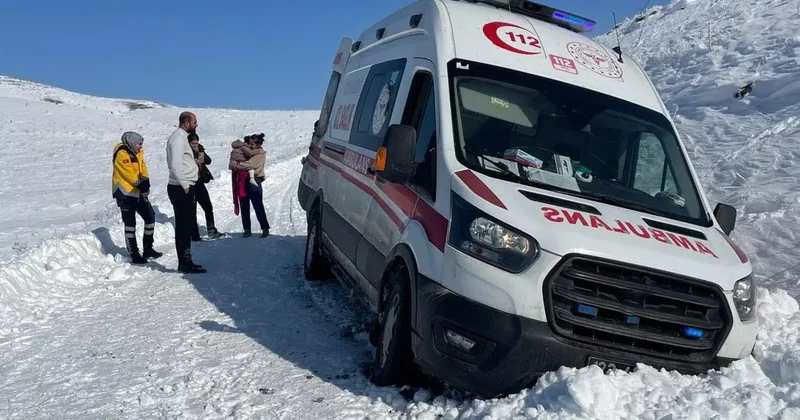 Elazığ da hasta çocuk greyderle ambulansa ulaştırıldı