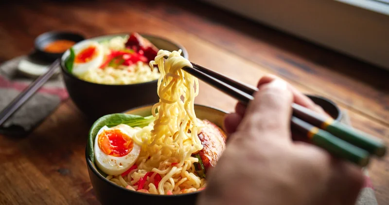 Bir kasede lezzet şöleni: Uzak Doğu dan sofranıza evde kolay ve doyurucu ramen tarifi!