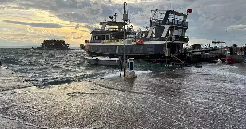 Erdek’te lodos; dalgalar, denizle karayı birleştirdi