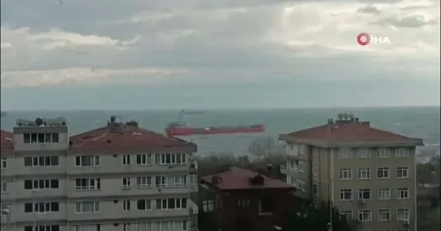 Avcılar da sürüklenen yakıt tankeri kıyıya 30 metre kala durabildi