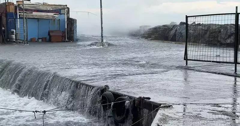 Avcılar da dalgalar mendireği aşarak balıkçı barınağına ulaştı