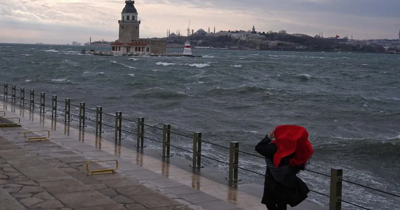 İstanbul da lodos paniği: Ağaçlar kökünden söküldü, yollar kapandı!