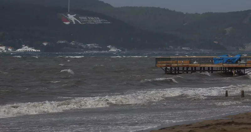 Çanakkale Boğazı nda gemi trafiğine lodos engeli!