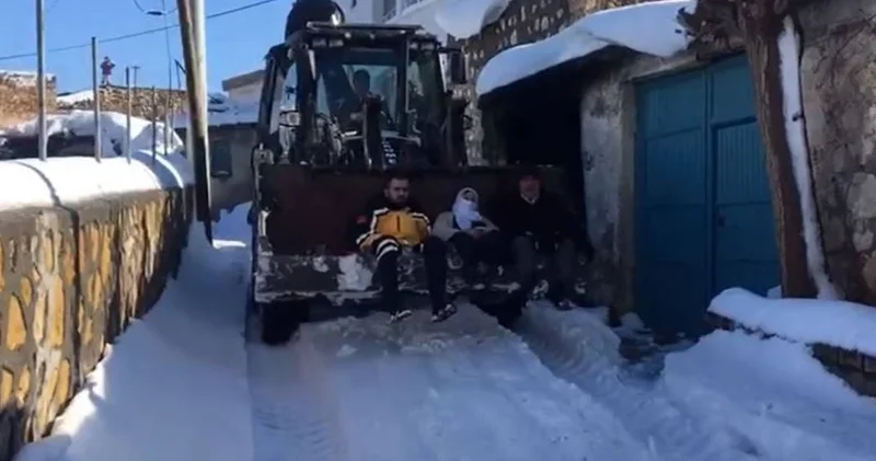 Mardin de kar esareti! Hasta kadın ambulansa kepçeyle taşındı