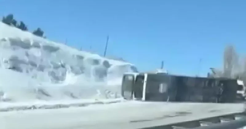 Buzlanan yolda dehşet! Yolcu otobüsü devrildi: 2 si ağır 13 yaralı