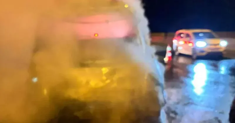 Adana da seyir halindeyken alev alan çekici yandı