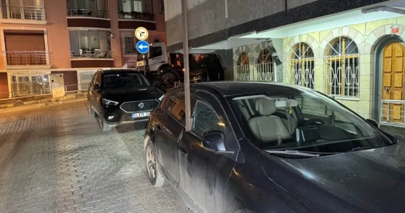 Avcılar’da facianın eşiğinden dönüldü: Binadan uçtu araca saplandı