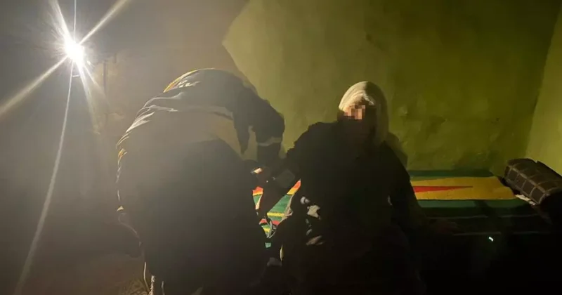 Diyarbakır da belediye ve sağlık ekipleri yolu kapalı köydeki yaşlı çifte böyle ulaştı