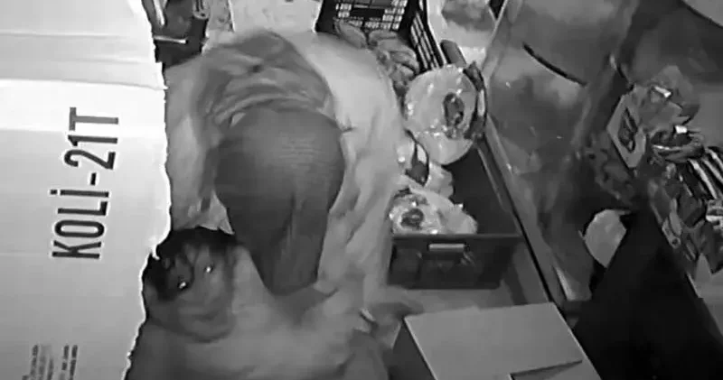 Kendisinden kaçıp, markete sığınan küçük kızı darbedip, bıçakladı; olay kamerada