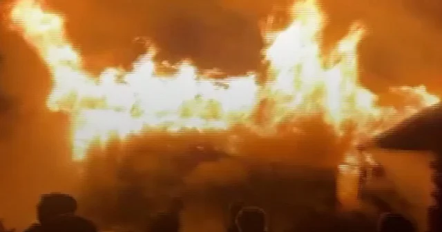 Samsun’da gece yarısı korku dolu anlar: Kırsal mahallede iki ev alevlere teslim oldu VİDEO İZLE