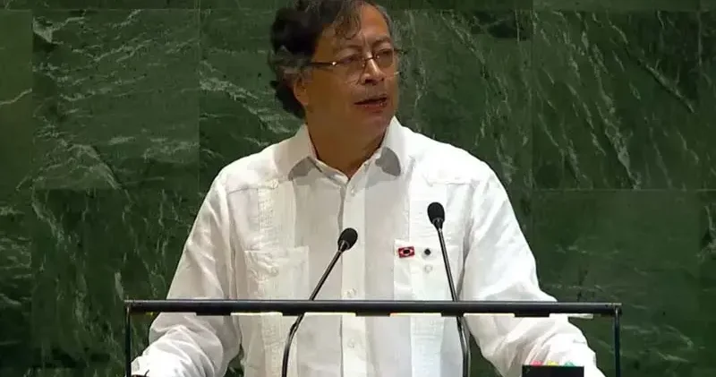 Kolombiya Cumhurbaşkanı Petro: Caracas a füzelerle bombardıman yapılıyor