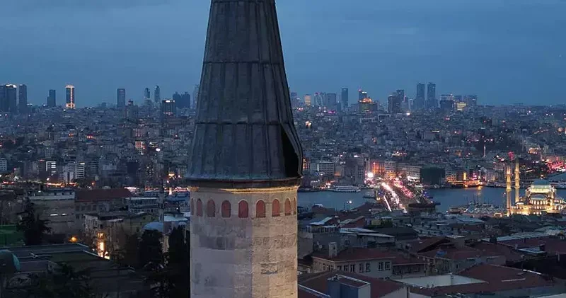 Beyazıt Camii nde lodosun etkisiyle minarenin kurşun kaplaması serbest kaldı