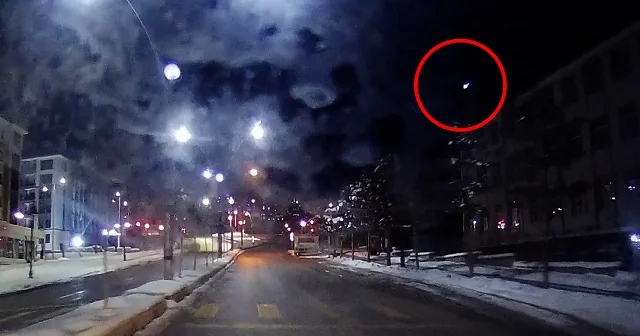 Malatya da gökyüzünde süzülen parlak ışık heyecan yarattı: Aniden belirdi kayboldu VİDEO İZLE
