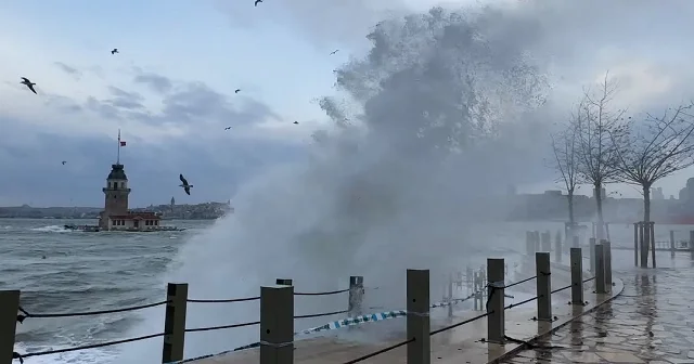 Şiddetli lodos İstanbul da hayatı olumsuz etkiledi VİDEO İZLE